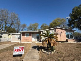 331 Lanark Dr in San Antonio, TX - Building Photo