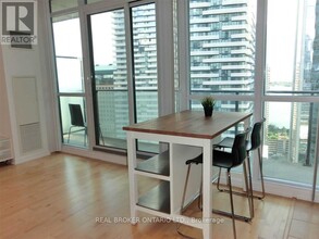 65-3065 Bremner Blvd in Toronto, ON - Building Photo - Building Photo