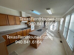 108 W Chestnut St in Iowa Park, TX - Building Photo - Building Photo