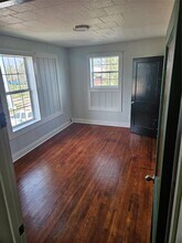 208 W 2nd St-Unit -1 in Sweeny, TX - Foto de edificio - Building Photo