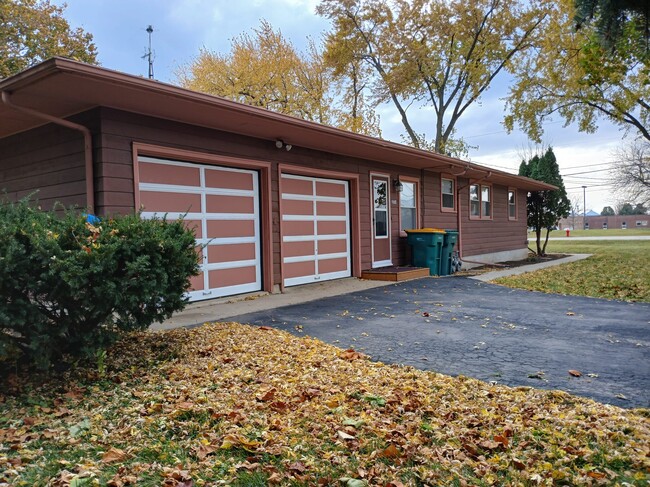 217 Maplewood Dr in Sycamore, IL - Foto de edificio - Building Photo