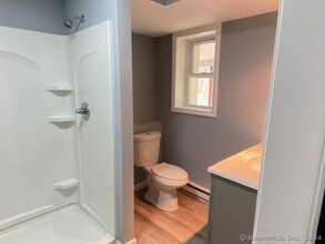 103 Martin Rd, Unit B in Bristol, CT - Building Photo - Building Photo