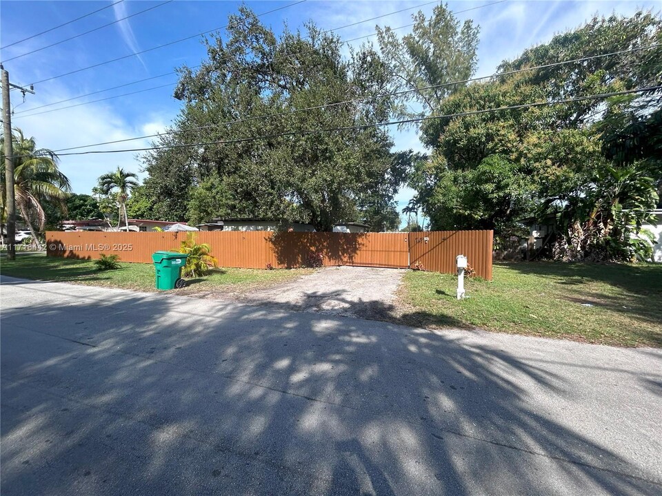 1543 NE 144th St in North Miami, FL - Building Photo