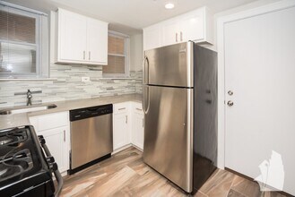 2326 N Southport Ave, Unit G in Chicago, IL - Building Photo - Building Photo