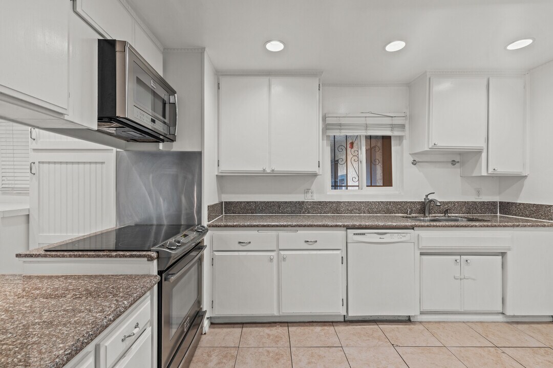 2354 Fletcher Dr, Unit 113 in Los Angeles, CA - Building Photo
