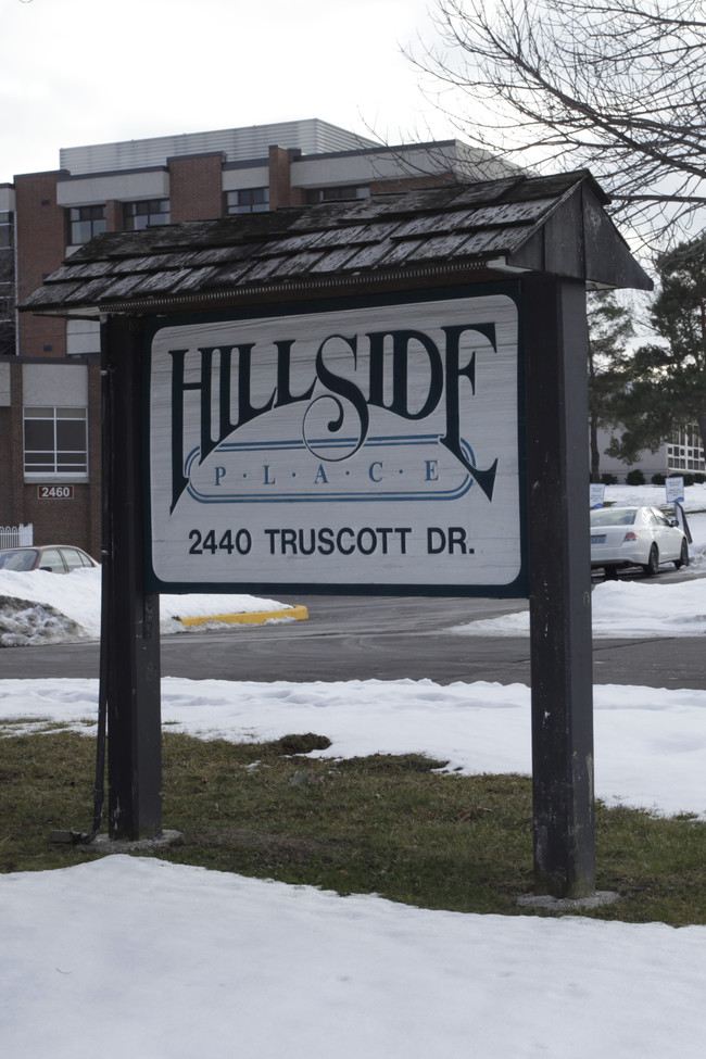 Hillside Place in Mississauga, ON - Building Photo - Building Photo