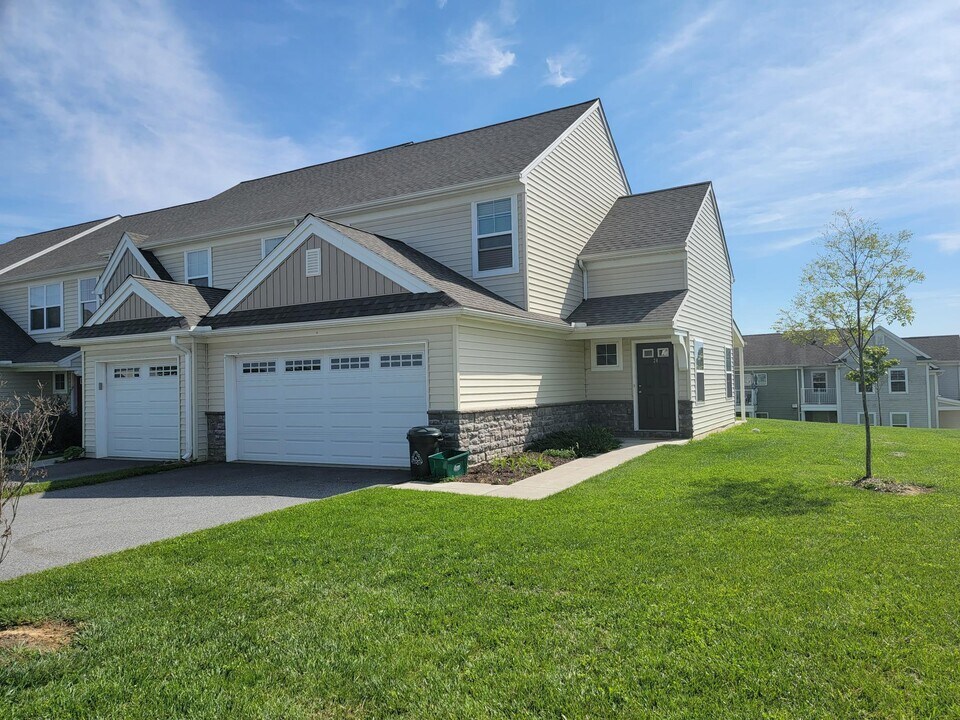 24 Howard Dr in Willow Street, PA - Foto de edificio