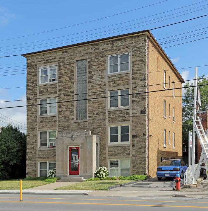 802 King St W in Hamilton, ON - Building Photo