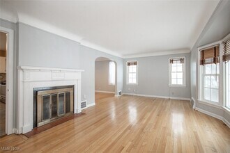 1718 Maywood Rd in South Euclid, OH - Foto de edificio - Building Photo