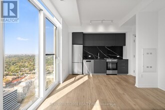 101 Roehampton Ave in Toronto, ON - Building Photo - Building Photo