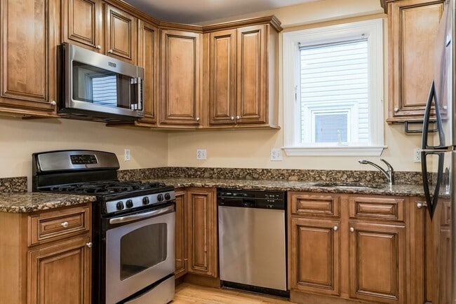 164 Boylston St, Unit 3 in Boston, MA - Building Photo - Building Photo