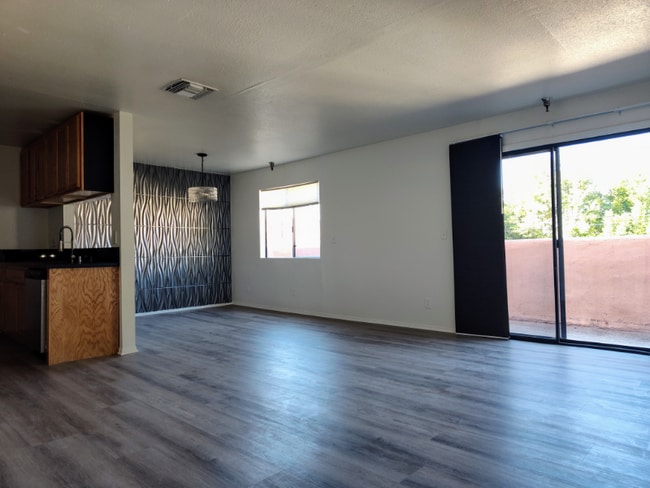 14746 Delano St, Unit 5 in Los Angeles, CA - Foto de edificio - Building Photo