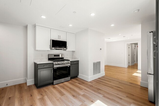 458 Massachusetts Ave, Unit 1 in Cambridge, MA - Building Photo - Building Photo