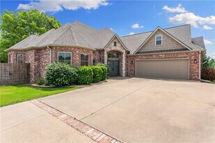 501 SE Eaton St in Bentonville, AR - Building Photo