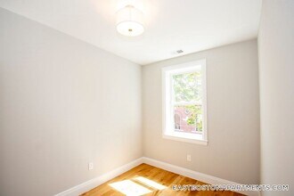 66 Lubec St, Unit 1 in Boston, MA - Foto de edificio - Building Photo