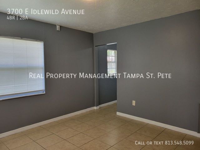 3700 E Idlewild Ave in Tampa, FL - Foto de edificio - Building Photo