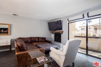 12119 Rochester Ave in Los Angeles, CA - Building Photo - Building Photo