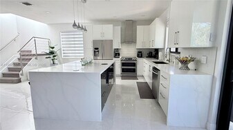 1392 Canary Island Dr in Weston, FL - Building Photo