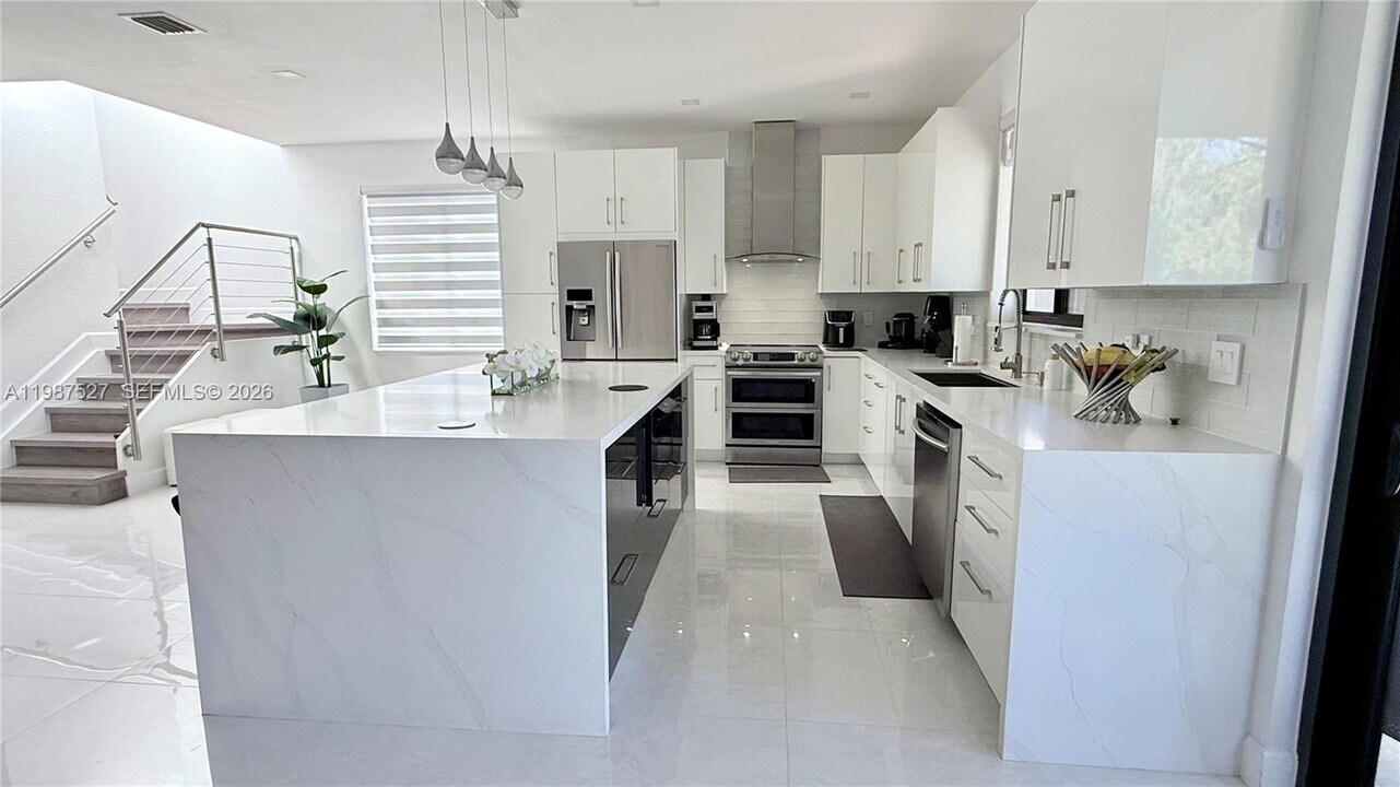 1392 Canary Island Dr in Weston, FL - Foto de edificio