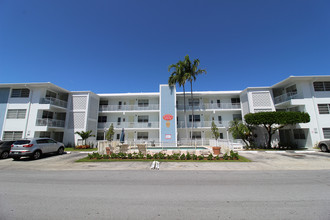 Bayview Regency in Fort Lauderdale, FL - Building Photo - Building Photo