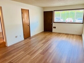 7045 SE Woodward St in Portland, OR - Building Photo - Building Photo