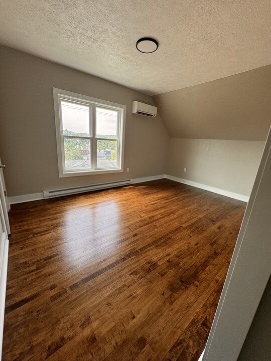 502 W Bluff St, Unit 502 W Bluff Upstairs in Marquette, MI - Foto de edificio