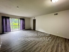 8620 Countryshire Ln in Kansas City, MO - Building Photo - Building Photo