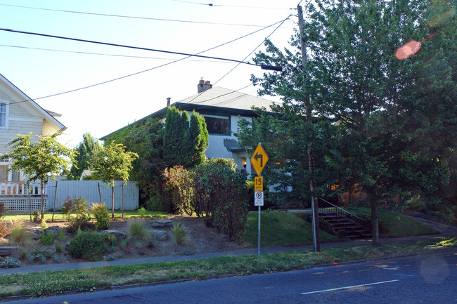 2321 NE Weidler St in Portland, OR - Building Photo - Building Photo