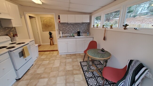 162 Enota Ave NW, Unit Professor's Hideaway