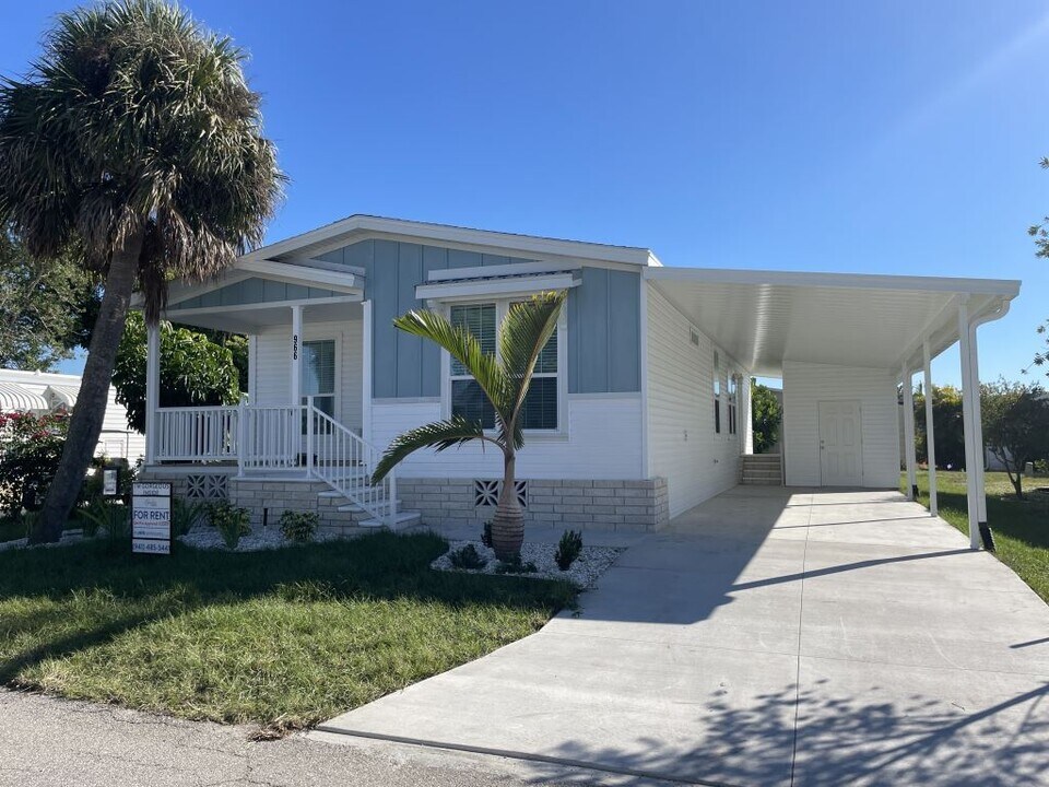 966 E Montego Ave in Venice, FL - Building Photo