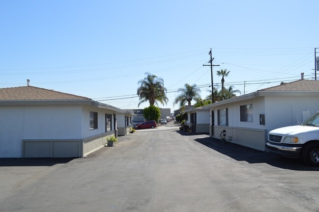 621 S Cypress St in La Habra, CA - Foto de edificio - Building Photo