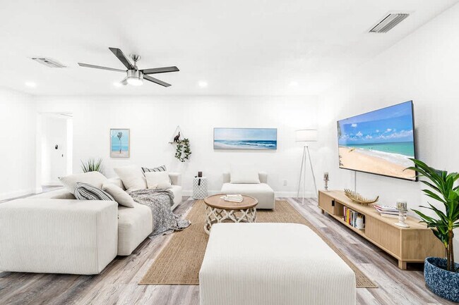 1271 Woodlawn St in Clearwater, FL - Building Photo - Building Photo