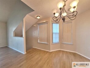 511 Sunshine Ct in Sayreville, NJ - Building Photo - Building Photo
