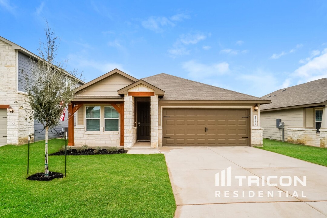 13629 Paxton Blvd in Saint Hedwig, TX - Building Photo
