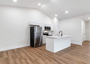 625 Briarbrook Ln, Unit 2044-1 in Park City, KS - Building Photo - Building Photo