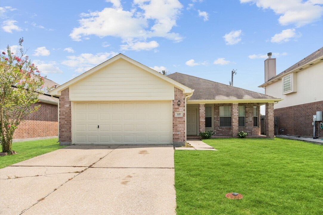 227 Mammoth Springs Ln in Dickinson, TX - Building Photo