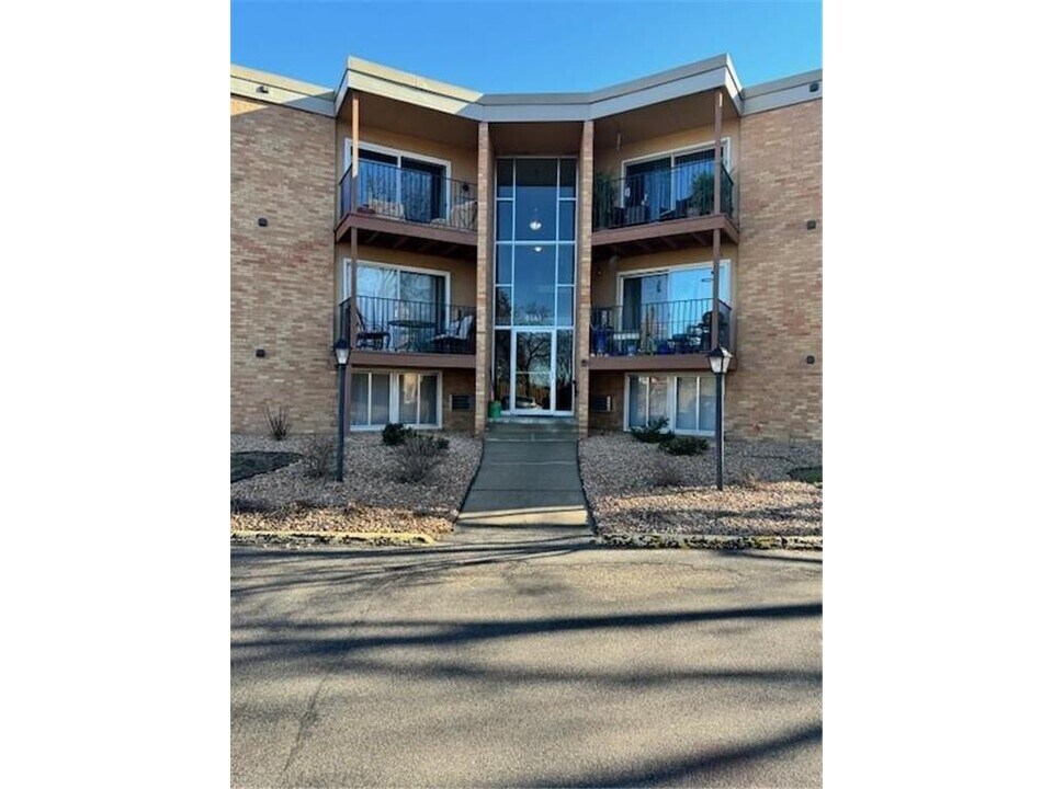 9141 Hwy 55 in Golden Valley, MN - Building Photo