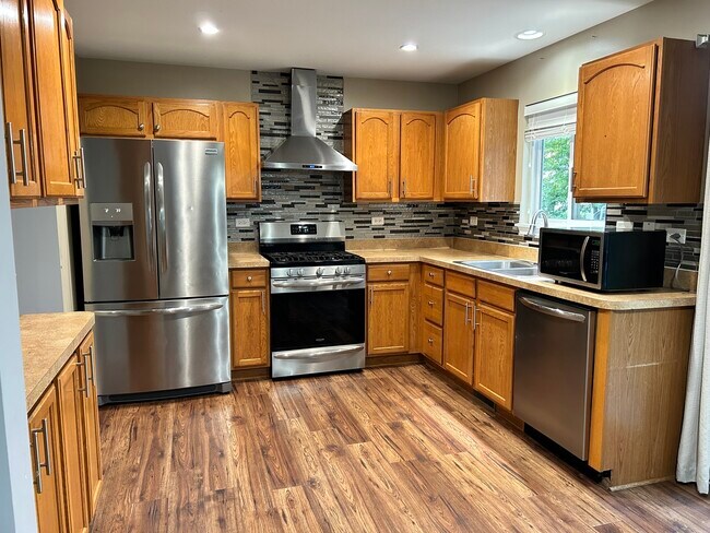1746 Newport Ln in Montgomery, IL - Building Photo - Building Photo