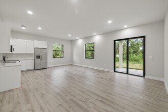 851 Carbon St E in Lehigh Acres, FL - Building Photo - Building Photo