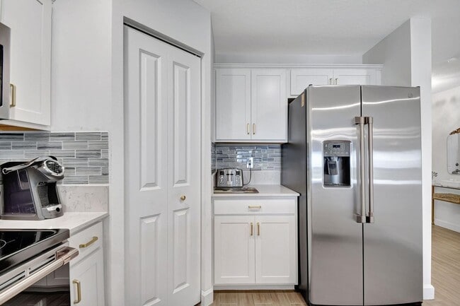 6013 Woods Edge Cir in Riviera Beach, FL - Building Photo - Building Photo