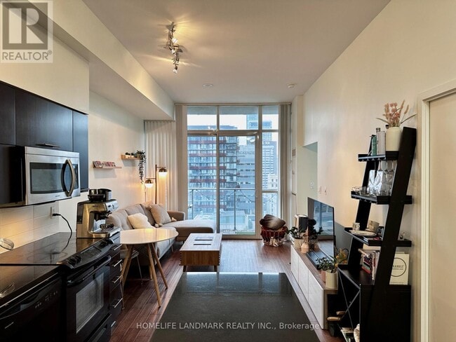 126 Simcoe St in Toronto, ON - Building Photo - Building Photo