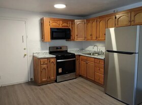 10 Tiffany Rd, Unit 6 in Salem, NH - Building Photo