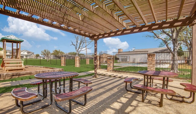 Holbrook Apartment Homes in Dallas, TX - Building Photo - Building Photo