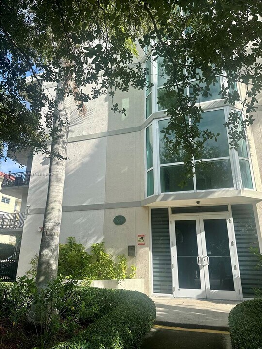 954 SW 36th Ct in Miami, FL - Building Photo