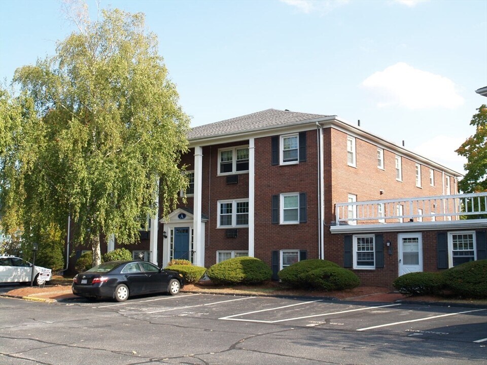 17 Sinai Cir in Chelmsford, MA - Building Photo