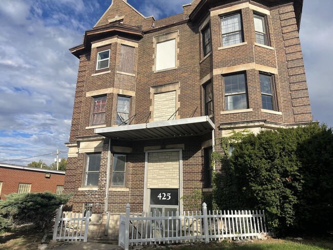 property at 425 N Vermilion St