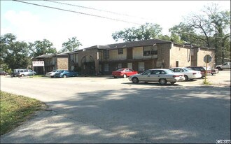 Casa Villa Apartments in Houston, TX - Building Photo