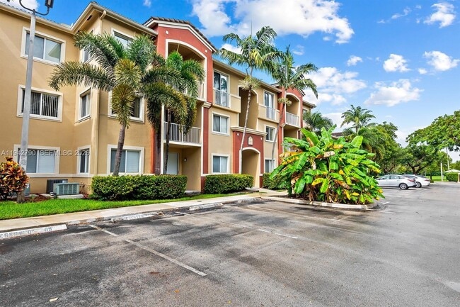 7085 Nova Dr, Unit 203 in Davie, FL - Foto de edificio - Building Photo