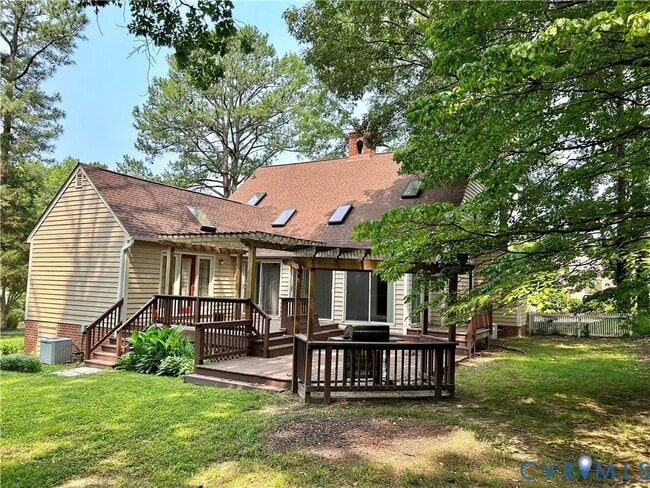 8203 Spring Meadow Rd in Richmond, VA - Foto de edificio - Building Photo