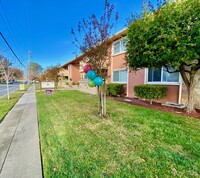 Monterey Park Apartment in Sunnyvale, CA - Foto de edificio - Building Photo